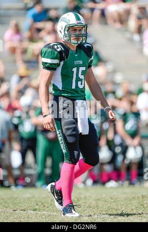 DeLand, en Floride, aux États-Unis. 12 octobre, 2013. Le quart-arrière Ryan Tentler Stetson de chapeliers (15) au cours de premier semestre NCAA Football action de jeu entre les Flyers de Dayton et Stetson Chapeliers au Spec Martin Stadium à DeLand, Floride. Credit : csm/Alamy Live News Banque D'Images