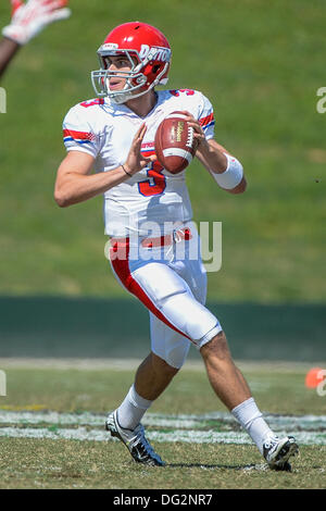 DeLand, en Floride, aux États-Unis. 12 octobre, 2013. Flyers Dayton quarterback sera Bardo (3) au cours de premier semestre NCAA Football action de jeu entre les Flyers de Dayton et Stetson Chapeliers au Spec Martin Stadium à DeLand, Floride. Credit : csm/Alamy Live News Banque D'Images