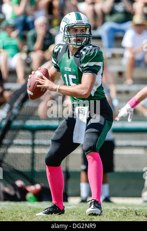 DeLand, en Floride, aux États-Unis. 12 octobre, 2013. Le quart-arrière Ryan Tentler Stetson de chapeliers (15) au cours de premier semestre NCAA Football action de jeu entre les Flyers de Dayton et Stetson Chapeliers au Spec Martin Stadium à DeLand, Floride. Credit : csm/Alamy Live News Banque D'Images