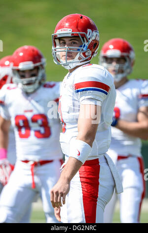 DeLand, en Floride, aux États-Unis. 12 octobre, 2013. Flyers Dayton quarterback sera Bardo (3) au cours de premier semestre NCAA Football action de jeu entre les Flyers de Dayton et Stetson Chapeliers au Spec Martin Stadium à DeLand, Floride. Credit : csm/Alamy Live News Banque D'Images