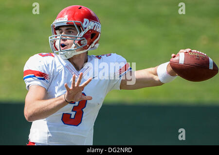 DeLand, en Floride, aux États-Unis. 12 octobre, 2013. Flyers Dayton quarterback sera Bardo (3) au cours de premier semestre NCAA Football action de jeu entre les Flyers de Dayton et Stetson Chapeliers au Spec Martin Stadium à DeLand, Floride. Credit : csm/Alamy Live News Banque D'Images