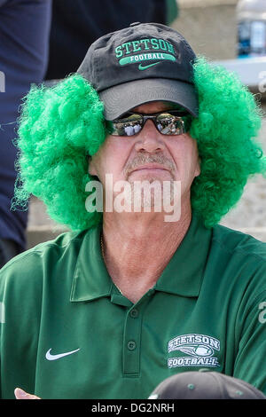 DeLand, en Floride, aux États-Unis. 12 octobre, 2013. Les chapeliers Stetson fan au cours de premier semestre NCAA Football action de jeu entre les Flyers de Dayton et Stetson Chapeliers au Spec Martin Stadium à DeLand, Floride. Credit : csm/Alamy Live News Banque D'Images