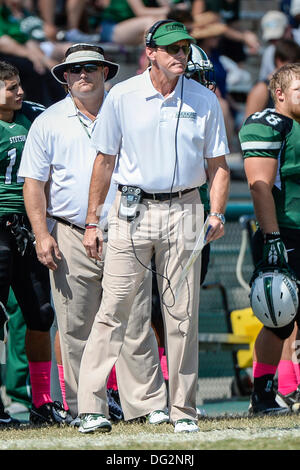 DeLand, en Floride, aux États-Unis. 12 octobre, 2013. L'entraîneur-chef de chapeliers Stetson Roger Hughes au cours de premier semestre NCAA Football action de jeu entre les Flyers de Dayton et Stetson Chapeliers au Spec Martin Stadium à DeLand, Floride. Credit : csm/Alamy Live News Banque D'Images