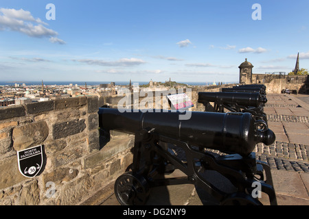 Ville d'Édimbourg, Écosse. Cannon sur la batterie d'Argyle de Château d'Edimbourg avec la ville d'Édimbourg, dans l'arrière-plan. Banque D'Images