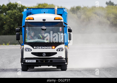 Un chauffeur conduit un camion à travers un bac Dennis route poussiéreuse Banque D'Images