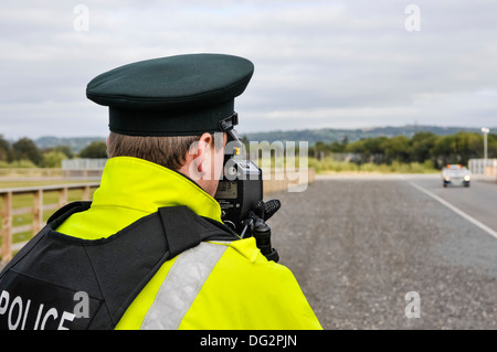 Agent de police utilise un laser Technology Inc UltraLyte détecteur de vitesse laser gun Banque D'Images