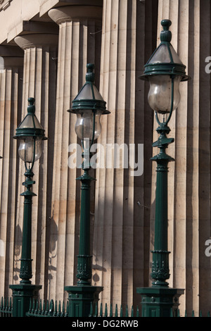 Ville d'Édimbourg, Écosse. Vue en gros de lampes et l'élévation du sud de colonnes les Galeries nationales d'Ecosse. Banque D'Images