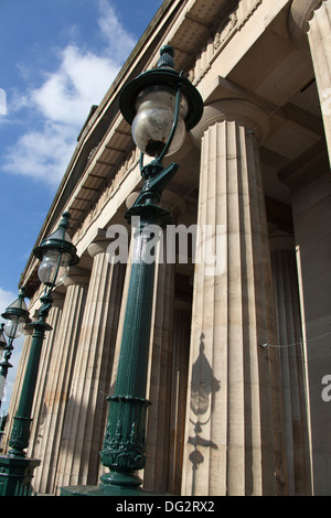 Ville d'Édimbourg, Écosse. Vue en gros de lampes et l'élévation du sud de colonnes les Galeries nationales d'Ecosse. Banque D'Images