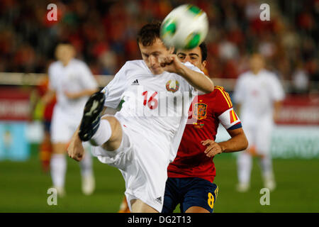 Palma de Majorque, Espagne, le 12 octobre 2013, le Bélarus Balanovich défis la balle avec l'Espagne"s Xavi lors de leur qualification pour la Coupe du Monde 2014 match de football au stade fils moix à Palma de Majorque le vendredi 11 octobre. Zixia/Alamy Live News. Banque D'Images