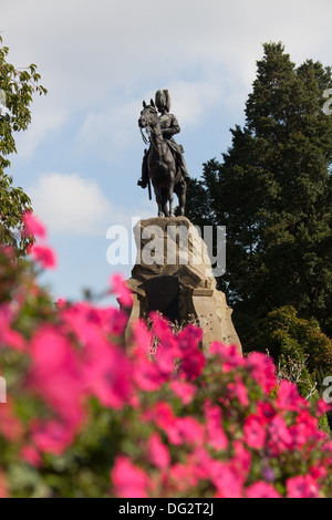 Ville d'Édimbourg, Écosse. La vue pittoresque Royal Scots Greys Boer War Memorial statue équestre, dans Princes Street. Banque D'Images