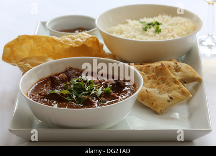 Curry de poulet au riz et pain naan Banque D'Images