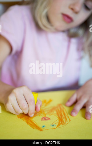 Jeune fille dessin sur papier jaune Banque D'Images