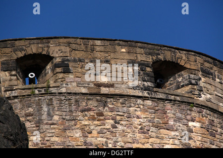 Ville d'Édimbourg, Écosse. Vue rapprochée de la demi-lune batterie sur l'élévation est le château d'Édimbourg sur Castle Rock. Banque D'Images