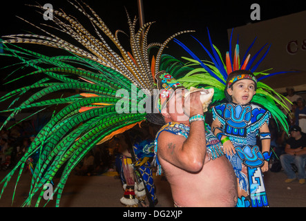 Danseur aztèque avec costume traditionnel participe à l'Assemblée Inter-tribal night parade cérémoniale dans Nouveau-mexique Gallup Banque D'Images