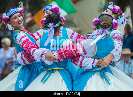 Les spectacles de danse folklorique ukrainienne pendant la célébration du Jour de l'indépendance de l'Ukraine à la maison de l'Ukraine dans la région de Balboa Park, San Diego Banque D'Images