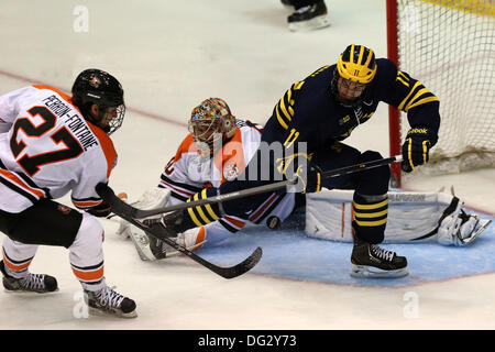 Rochester, New York, USA. 12 octobre, 2013. Michigan's Zach Hyman (11) a tenté de détourner un tir passé RIT's goalie Jordanie Ruby (40) au cours de la première période. Michigan défait RIT 7-4 à Blue Cross Arena à Rochester, New York le 12 octobre, 2013 © Nick Serrata/Eclipse/ZUMAPRESS.com/Alamy Live News Banque D'Images