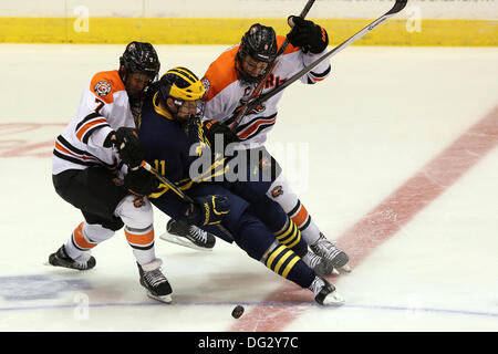 Rochester, New York, USA. 12 octobre, 2013. RIT's Brad McGowan (7) et Matt Garbowsky (9) rejoint Michigan's Zach Hyman (11) au cours de la première période. Michigan défait RIT 7-4 à Blue Cross Arena à Rochester, New York le 12 octobre, 2013 © Nick Serrata/Eclipse/ZUMAPRESS.com/Alamy Live News Banque D'Images
