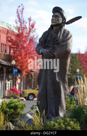 Le chef Joseph statue et arbres couleurs changeantes sur Joseph Oregon's Main Street. Banque D'Images