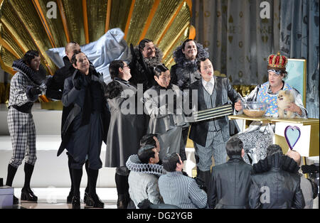 Berlin, Allemagne. 09Th Oct, 2013. Carsten Sabrowski (R) comme l'empereur 'Maximilian von Eitelstein' et l'ensemble de l'opéra sur la scène lors d'une répétition de la pièce "Les habits neufs de l'empereur" de M. Vacek à Berlin, Allemagne, 09 octobre 2013. Le light opera arrive sur 13 Octobre 2013 dans le Komische Oper Berlin. Photo : Bernd von Jutrczenka/dpa/Alamy Live News Banque D'Images