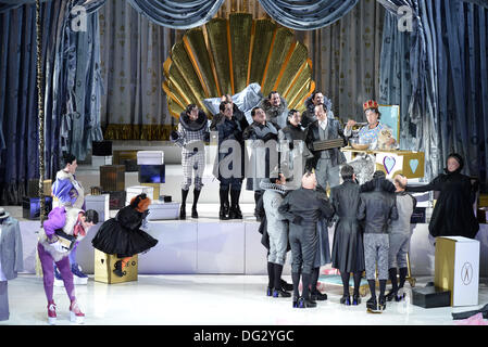 Berlin, Allemagne. 09Th Oct, 2013. Carsten Sabrowski (centre-R) comme l'empereur 'Maximilian von Eitelstein' et l'ensemble de l'opéra sur la scène lors d'une répétition de la pièce "Les habits neufs de l'empereur" de M. Vacek à Berlin, Allemagne, 09 octobre 2013. Le light opera arrive sur 13 Octobre 2013 dans le Komische Oper Berlin. Photo : Bernd von Jutrczenka/dpa/Alamy Live News Banque D'Images