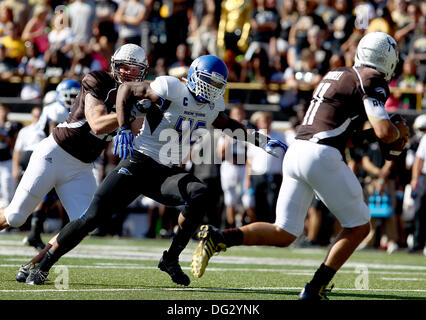 Kalmazoo, Michigan, USA. 12 octobre, 2013. Samedi, Octobre 12, 2013,-Buffalo Bulls vs Western Michigan Broncos, Buffalo Bulls linebacker Khalil Mack (46) ressemble à pourchasser la Western Michigan Broncos quarterback Zach Terrell (11) au cours de l'action dans le premier trimestre de jouer à Waldo Satdium sur le campus de l'ouest du Michigan. Buffalo a gagné 33-0. © csm/Alamy Live News Banque D'Images