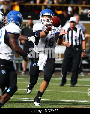 Kalmazoo, Michigan, USA. 12 octobre, 2013. Samedi, Octobre 12, 2013,-Buffalo Bulls vs Western Michigan Broncos, Buffalo Bulls quarterback Joe Licata (16) incendies une pelle à un Bisons mâles en attente d'exécution retour Branden Oliver (32) au cours de l'action dans le deuxième trimestre de jouer à Waldo Satdium sur le campus de l'ouest du Michigan. Buffalo a gagné 33-0. © csm/Alamy Live News Banque D'Images