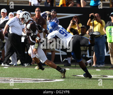 Kalmazoo, Michigan, USA. 12 octobre, 2013. Samedi, Octobre 12, 2013,-Buffalo Bulls vs Western Michigan Broncos, Buffalo Bulls défensive fin Tedroy Lynch (92)obtient un grand sac sur la Western Michigan Broncos quarterback Zach Terrell (11) au cours de l'action dans le troisième trimestre de jouer à Waldo Satdium sur le campus de l'ouest du Michigan. Buffalo a gagné 33-0. © csm/Alamy Live News Banque D'Images