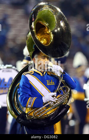 Pasadena, Californie, USA. 12 octobre, 2013. 12 octobre 2013 Pasadena, Californie : UCLA joueur de tuba au cours de la NCAA football match entre les Golden Bears et le Cal UCLA Bruins au Rose Bowl le 12 octobre 2013 à Pasadena, en Californie. Rob Carmell/CSM/Alamy Live News Banque D'Images
