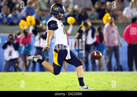 Pasadena, Californie, USA. 12 octobre, 2013. 12 octobre 2013 Pasadena, Californie : Californie Golden Bears punter Cole Leininger (16) plates au cours de la NCAA football match entre les Golden Bears et le Cal UCLA Bruins au Rose Bowl le 12 octobre 2013 à Pasadena, en Californie. Rob Carmell/CSM/Alamy Live News Banque D'Images