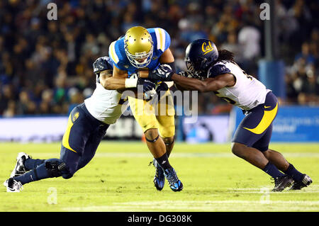 Pasadena, Californie, USA. 12 octobre, 2013. 12 octobre 2013 Pasadena, Californie : Cal prend la défense au cours de l'UCLA en NCAA football match entre les Golden Bears et le Cal UCLA Bruins au Rose Bowl le 12 octobre 2013 à Pasadena, en Californie. Rob Carmell/CSM/Alamy Live News Banque D'Images