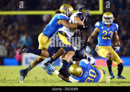 Pasadena, Californie, USA. 12 octobre, 2013. 12 octobre 2013 Pasadena, Californie : UCLA defender fait un plaquage contre Cal au cours de la NCAA football match entre les Golden Bears et le Cal UCLA Bruins au Rose Bowl le 12 octobre 2013 à Pasadena, en Californie. Rob Carmell/CSM/Alamy Live News Banque D'Images