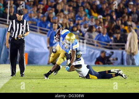 Pasadena, Californie, USA. 12 octobre, 2013. 12 octobre 2013 Pasadena, Californie : UCLA est abordé par Cal defender lors de la NCAA football match entre les Golden Bears et le Cal UCLA Bruins au Rose Bowl le 12 octobre 2013 à Pasadena, en Californie. Rob Carmell/CSM/Alamy Live News Banque D'Images