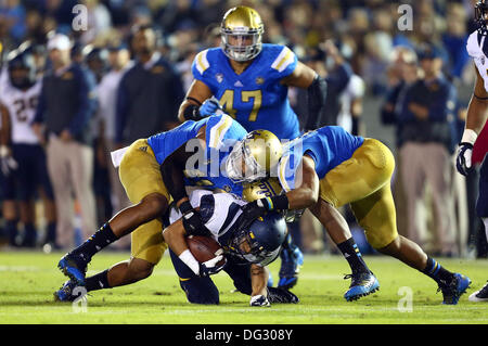 Pasadena, Californie, USA. 12 octobre, 2013. 12 octobre 2013 Pasadena, Californie : attaquer les défenseurs de l'UCLA Cal récepteur pendant la NCAA football match entre les Golden Bears et le Cal UCLA Bruins au Rose Bowl le 12 octobre 2013 à Pasadena, en Californie. Rob Carmell/CSM/Alamy Live News Banque D'Images