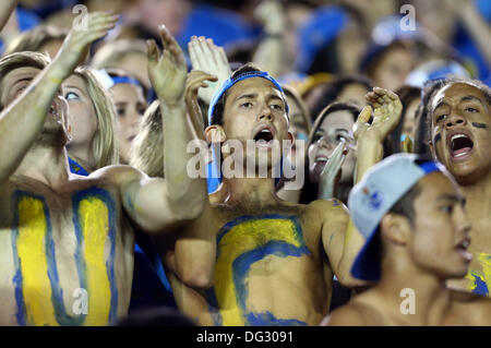 Pasadena, Californie, USA. 12 octobre, 2013. 12 octobre 2013 Pasadena, Californie : Bruins fans pendant la NCAA football match entre les Golden Bears et le Cal UCLA Bruins au Rose Bowl le 12 octobre 2013 à Pasadena, en Californie. Rob Carmell/CSM/Alamy Live News Banque D'Images