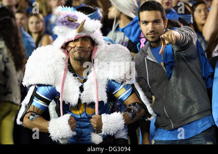 Pasadena, Californie, USA. 12 octobre, 2013. 12 octobre 2013 Pasadena, Californie : Bruins fans pendant la NCAA football match entre les Golden Bears et le Cal UCLA Bruins au Rose Bowl le 12 octobre 2013 à Pasadena, en Californie. Rob Carmell/CSM/Alamy Live News Banque D'Images