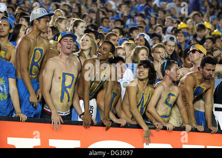 Pasadena, Californie, USA. 12 octobre, 2013. 12 octobre 2013 Pasadena, Californie : Bruins fans pendant la NCAA football match entre les Golden Bears et le Cal UCLA Bruins au Rose Bowl le 12 octobre 2013 à Pasadena, en Californie. Rob Carmell/CSM/Alamy Live News Banque D'Images
