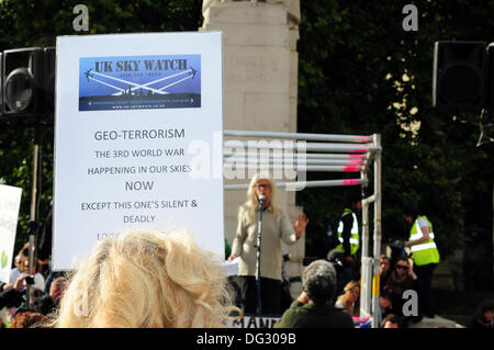 Londres, le 12 octobre 2013 : Un manifestants tenant une pancarte 'UK Sky Watch - GEO-terrorisme La 3e guerre mondiale, qui se passe dans notre ciel , maintenant s'attendre à ce son Silent & Deadly' rassemblement à la cour de parlement contre Monsanto (OGM) à Londres. Banque D'Images