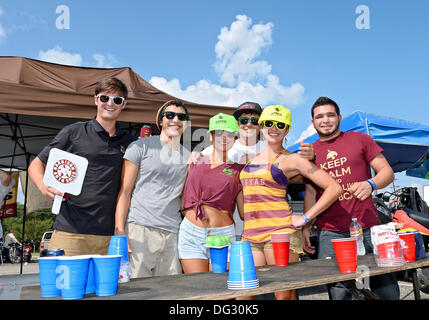 San Marcos, TX, USA. 12 octobre, 2013. Texas State tailgaters posent pour une photographie avant NCAA football match à Jim Wacker Domaine à San Marcos, TX. ULM défaite 21-14 de l'État du Texas. © csm/Alamy Live News Banque D'Images