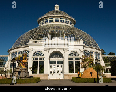 Arcimboldo sculpture de fruits et légumes en face de la Serre à New York Botanical Garden Banque D'Images