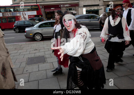 Londres, Royaume-Uni. 12e Octobre 2013. Londres attire des milliers de zombies chaque année à gémir et shamble à travers le centre de Londres à l'aide de l'organisme de bienfaisance. MungoÕs St. Banque D'Images