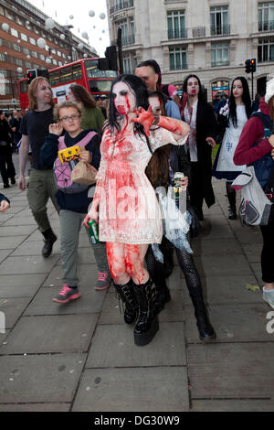 Londres, Royaume-Uni. 12e Octobre 2013. Londres attire des milliers de zombies chaque année à gémir et shamble à travers le centre de Londres à l'aide de l'organisme de bienfaisance. MungoÕs St. Banque D'Images