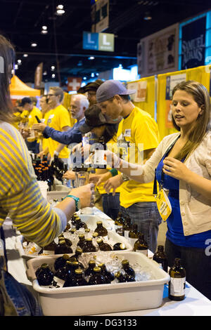 Denver, CO, le 12 octobre 2013. Les bénévoles au Great American Beer Festival pour des échantillons de diverses bières représentés pour les participants au festival. Le concours 2013 inclus 4 809 745 entrées de brasseries de tous sur les États-Unis et de Washington DC. © Ed Endicott/Alamy Live News Banque D'Images