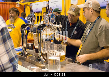 Denver, CO, le 12 octobre 2013. Des représentants de la Springfield Brewing Company pour des échantillons de bière pour les participants à la Great American Beer Festival. Le concours 2013 inclus 4 809 745 entrées de brasseries de tous sur les États-Unis et de Washington DC. © Ed Endicott/Alamy Live News Banque D'Images