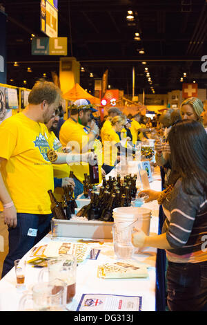 Denver, CO, le 12 octobre 2013. Les bénévoles au Great American Beer Festival pour des échantillons de diverses bières représentés pour les participants au festival. Le concours 2013 inclus 4 809 745 entrées de brasseries de tous sur les États-Unis et de Washington DC. © Ed Endicott/Alamy Live News Banque D'Images