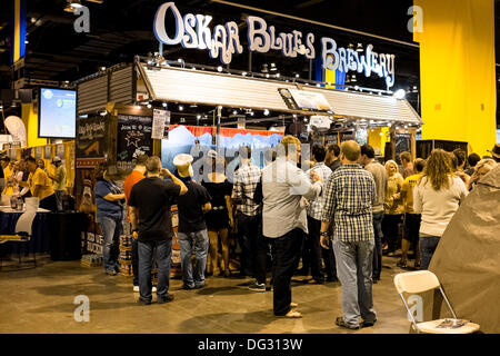 Denver, CO, le 12 octobre 2013. L'Oskar Blues brasserie, l'une des premières entreprises à ré-ouvrir dans Lyons, Colorado après les inondations d'une ampleur historique fait une représentation à la Great American Beer Fest 2013. © Ed Endicott/Alamy Live News Banque D'Images