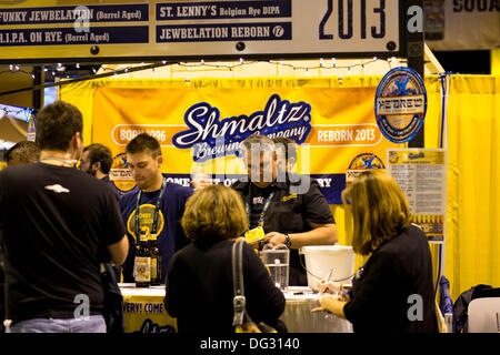 Denver, CO, le 12 octobre 2013. Des représentants de l'Schmaltz Brewing Company pour échantillons de bière pour les participants du Great American Beer Festival 2013. Le concours 2013 inclus 4 809 745 entrées de brasseries de tous sur les États-Unis et de Washington DC. © Ed Endicott/Alamy Live News Banque D'Images