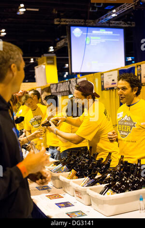 Denver, CO, le 12 octobre 2013. Bénévoles servent des échantillons de bière de la brasserie de l'houblon au Great American Beer Fest. Le concours 2013 inclus 4 809 745 entrées de brasseries de tous sur les États-Unis et de Washington DC. © Ed Endicott/Alamy Live News Banque D'Images