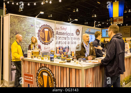 Denver, CO, le 12 octobre 2013. Des représentants de l'Association American Homebrewers consulter avec les participants du Great American Beer Festival 2013. L'association fournit un soutien communautaire aux brasseurs amateurs qui font leur propre bière. © Ed Endicott/Alamy Live News Banque D'Images