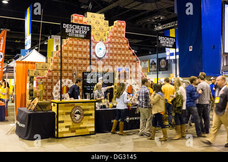 Denver, CO, le 12 octobre 2013. Les représentants de la brasserie Deschutes pour échantillons de bière pour les participants du Great American Beer Festival 2013. Le concours 2013 inclus 4 809 745 entrées de brasseries de tous sur les États-Unis et de Washington DC. © Ed Endicott/Alamy Live News Banque D'Images