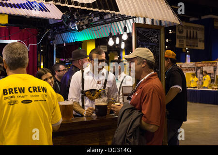 Denver, CO, le 12 octobre 2013. Les représentants de la brasserie Speak Easy pour échantillons de bière pour les participants du Great American Beer Festival 2013. Le concours 2013 inclus 4 809 745 entrées de brasseries de tous sur les États-Unis et de Washington DC. © Ed Endicott/Alamy Live News Banque D'Images